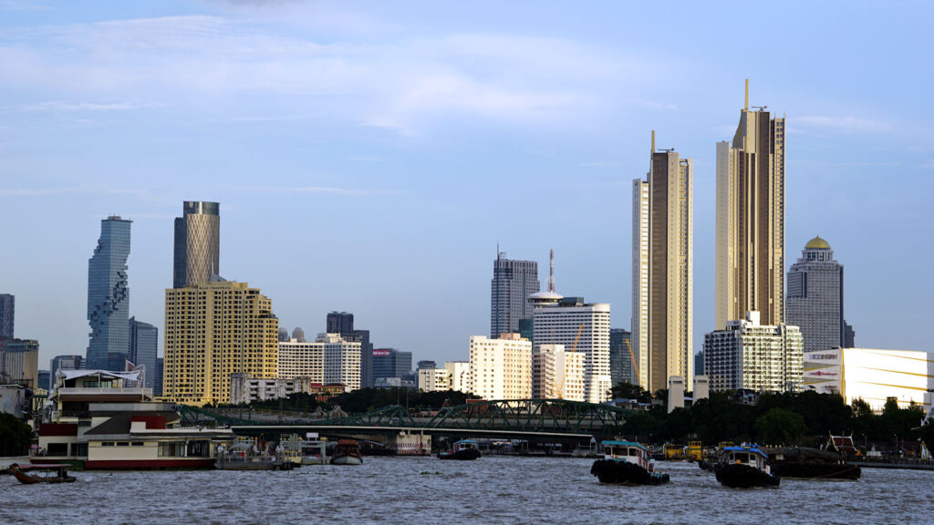 Skyline von Bangkok mit Chao Phraya Fluss, Hauptstadt Thailand