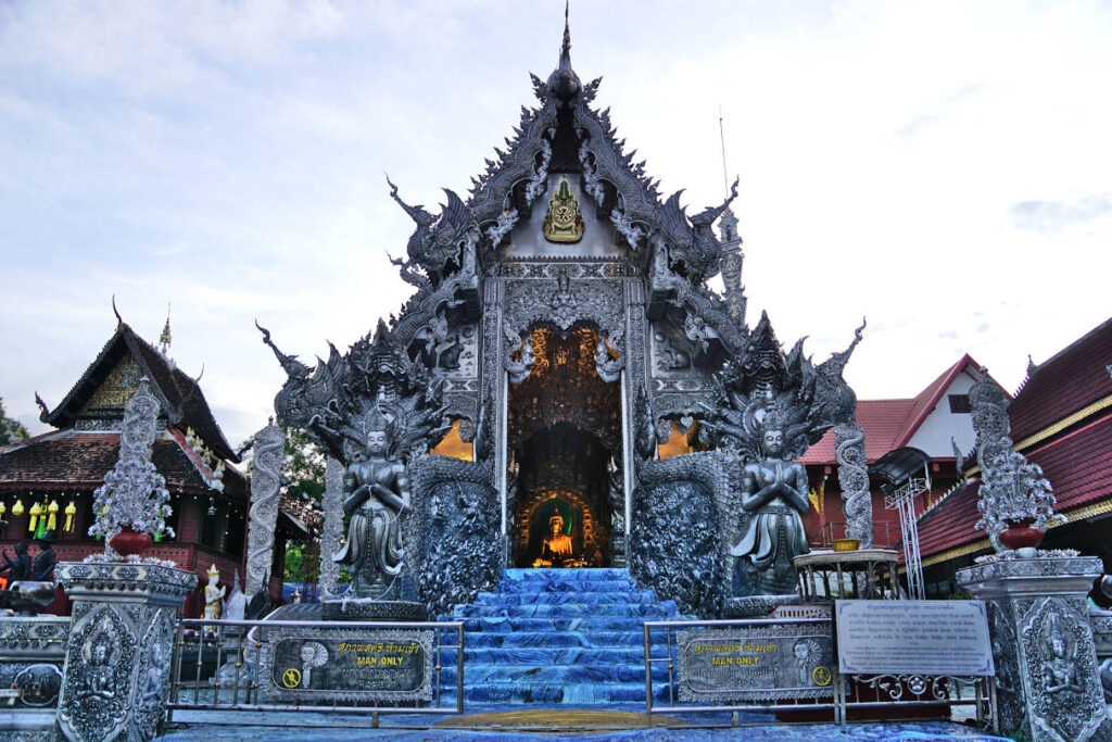 Eingang Silbertempel, Wat Sri Suphan, vollständig mit Silberplatten verkleidet und mit kunstvollen detailreichen Verzierungen, Chiang Mai Thailand