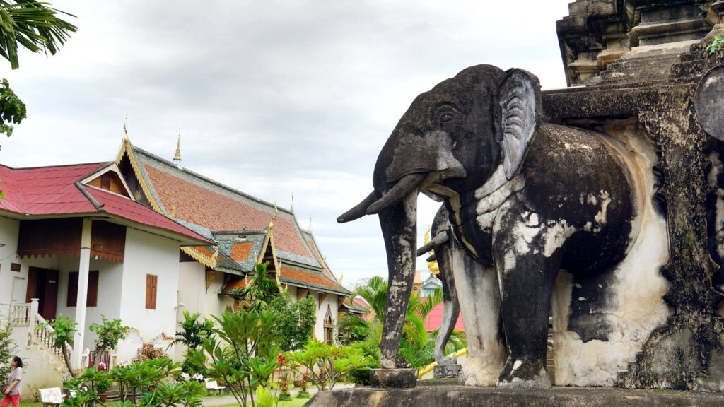 lebensgroße Elefantenstatue, 15 tragen den Chedi des Wat Chiang Man auf ihren Rücken, Chiang Mai, Thailand