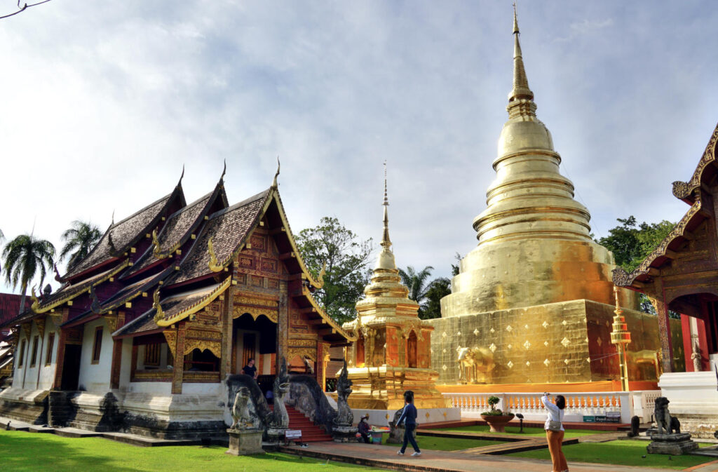 Wihan Lai Kham und der goldene Chedi des Wat Phra Singh in Chiang Mai, Thailand