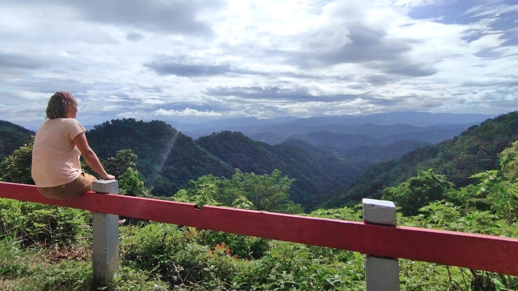 Samoeng Viewpoint mit gigantischem Ausblick auf die grüne Bergwelt in der Umgebung von Chiang Mai, Thailand