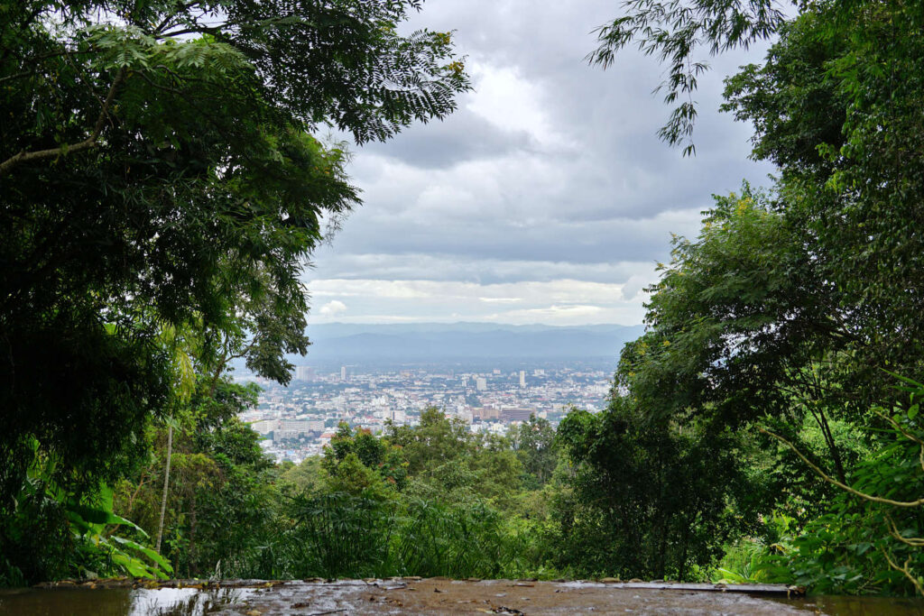 Ausblick auf die Stadt Chiang Mai vom Waldtempel Wat Pha Lat aus, Thailand