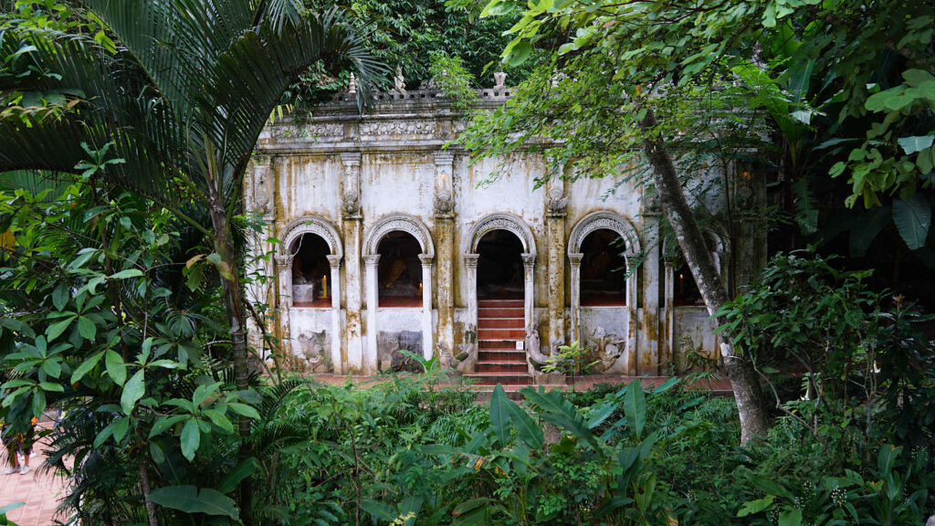 altes Gebäude mitten im Dschungel, Waldtempel Wat Pha Lat in der Umgebung von Chiang Mai, Thailand