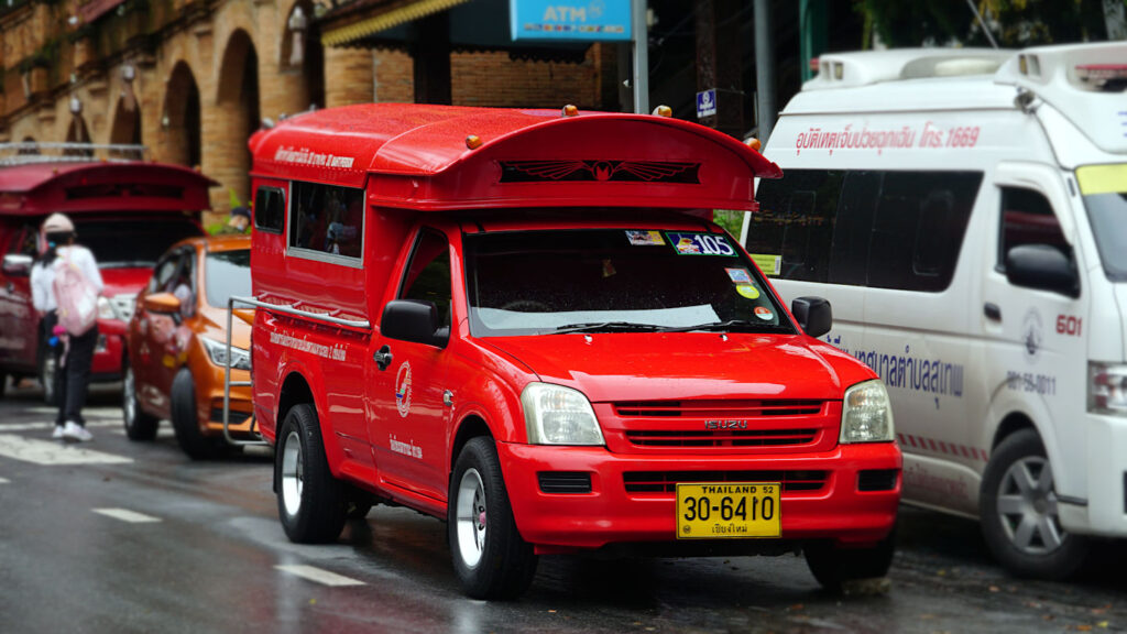 Red Taxi, thailändisches Sammeltaxi, rotes Songthaew in den Straßen von Chiang Mai, Thailand