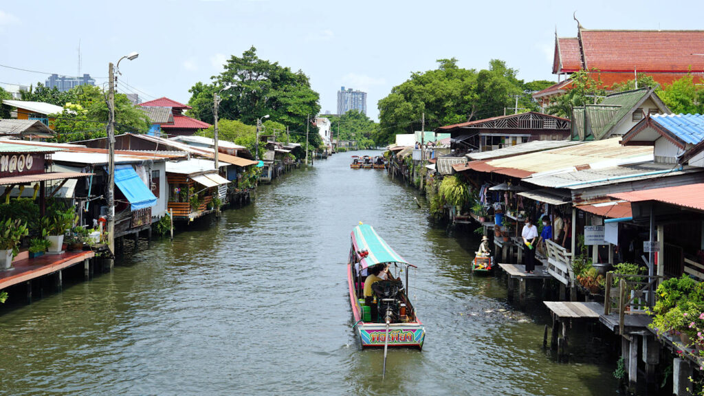 Klong Boot Tour, Longtail Boot auf einem der alten Kanäle in der Hauptstad Bangkok, Thailand