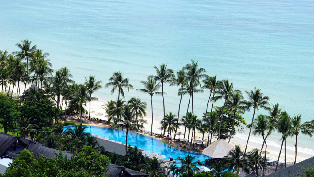 Aussicht auf das 5-Sterne Nobelresort KC Grande Resort mit Pool am White Sand Beach in Ko Chang, Thailand