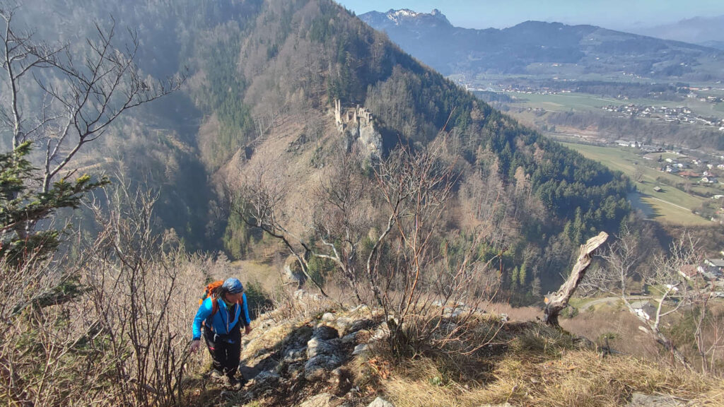 Wanderin steigt an einem Grat steil bergauf, Aussicht auf Ruine Scharnstein und Umgebung, Bräumauer, Oberösterreich