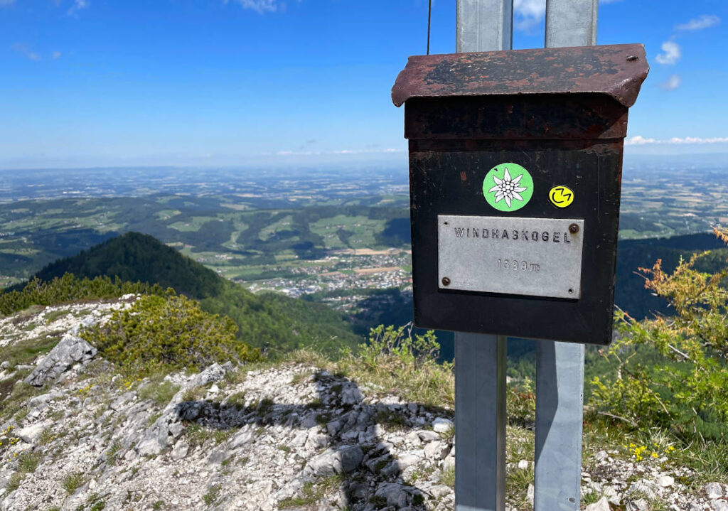 Gipfel des Windhagkogels auf 1.339 Metern mit Gipfelbuch, Bergtour Scharnstein, Oberösterreich