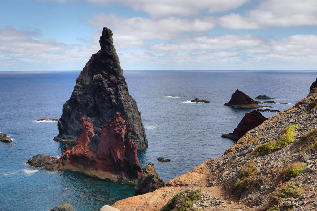 bizarr geformte Felszacken ragen aus vulkanischem Gestein ragen aus dem Meer empor, Halbinsel São Lourenço, Madeira