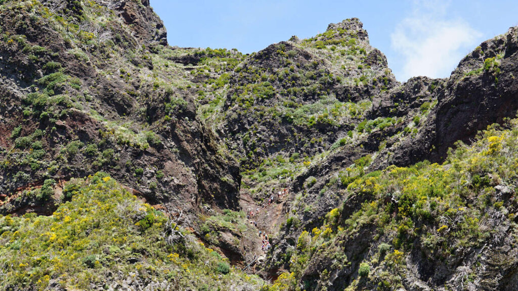 eine Menschenschlange, in den Felswänden auf der Wanderung vom Pico do Arieiro zum Pico Ruivo, Madeira