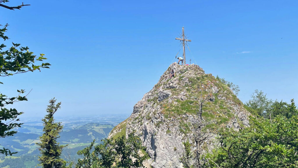 der Felsgipfel des Steinernen Jäger (1.185 m) mit seinem großen Gipfelkreuz, Oberösterreich