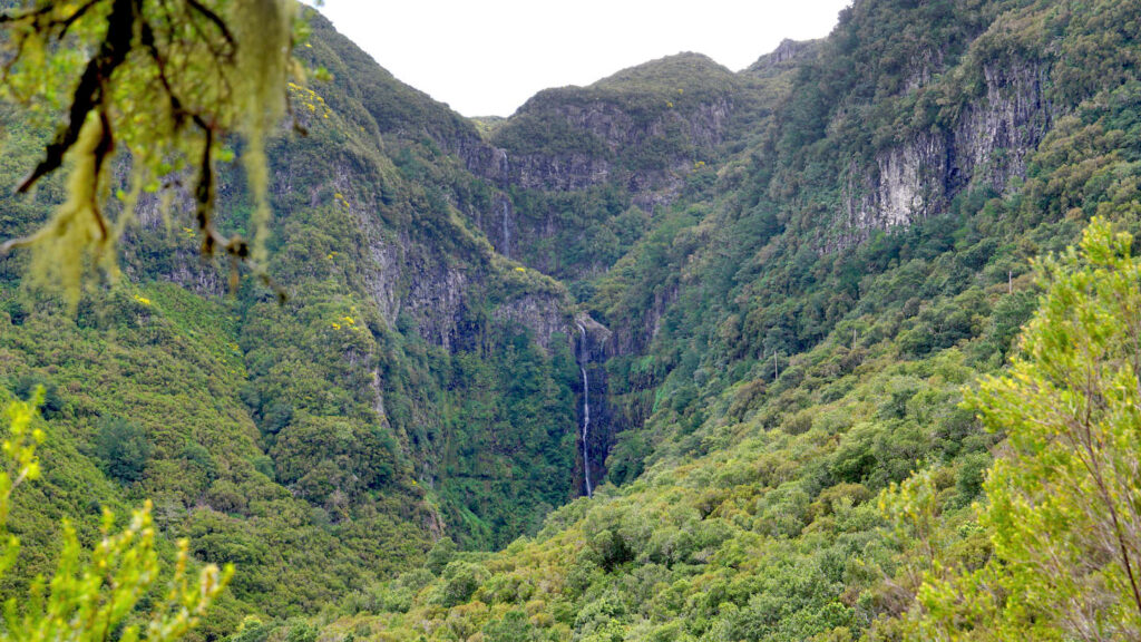 hohe Berghänge bilden einen Talschluss mit einem mehrstufigen Wasserfall, Risco Wasserfall in Rabaçal auf der Insel Madeira