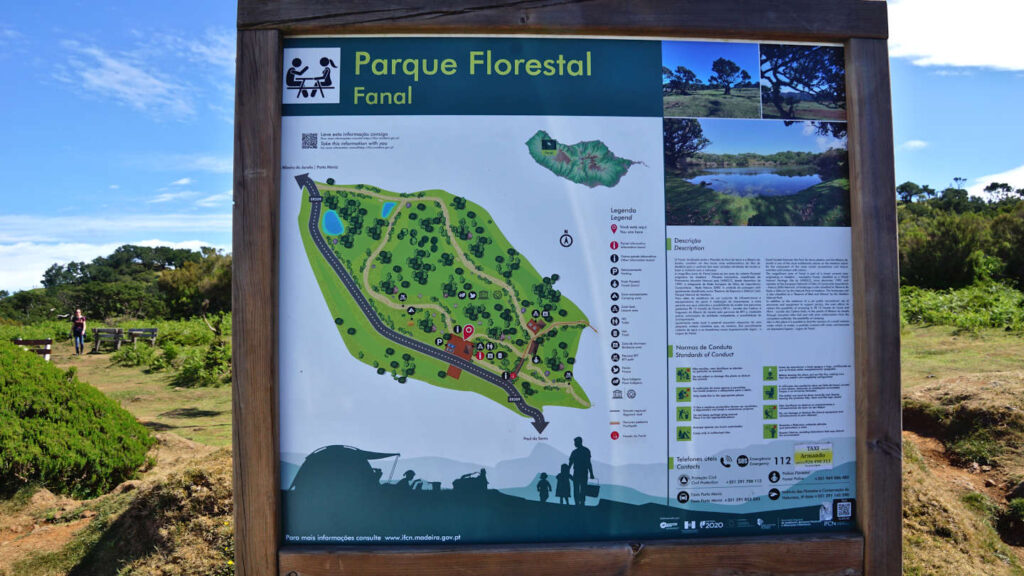 Infotafel am berühmten Nebelwald Fanal auf der Insel Madeira