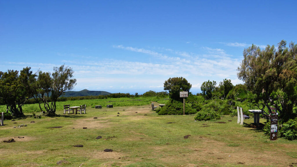 der Trekkingplatz am Nebelwald Fanal mit Picknicktischen und Zeltstellplätzen, Insel Madeira