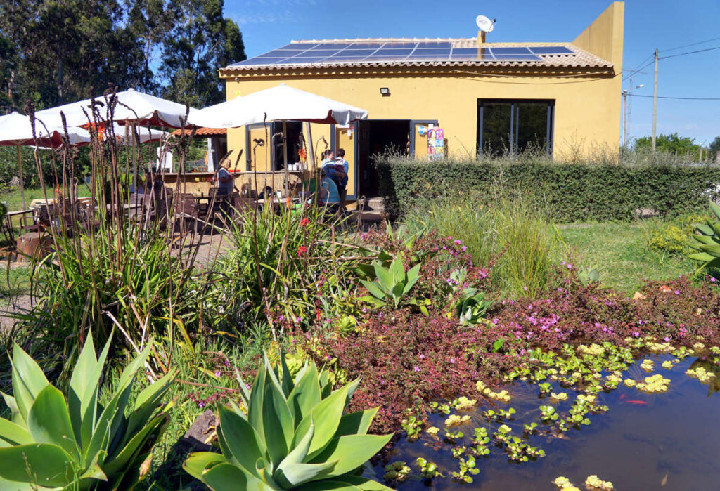 kleine Snackbar mit Gastgarten an einem Teich - Quinta Levada do Rei, Insel Madeira