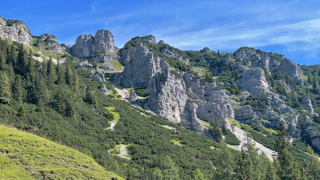 spezielle Felsformationen auf dem Weg zur Hochmölbinghütte in der Steiermark