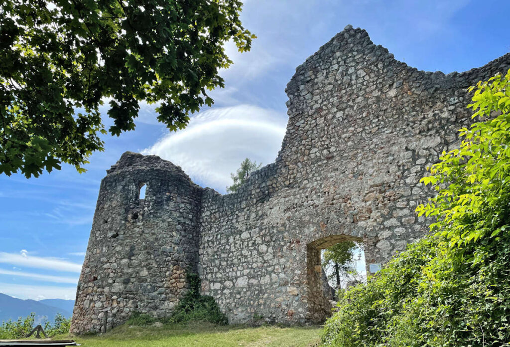 teilweise erhaltene Burgmauern der Ruine Wolkenstein im Ennstal, Steiermark