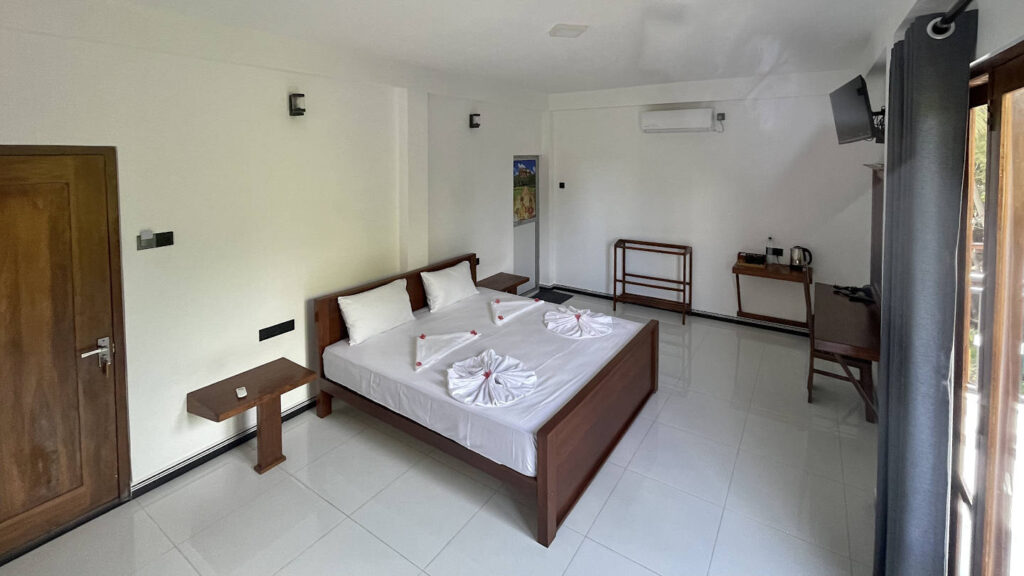geräumiges Doppelzimmer im Lion See Hotel Sigiriya in Sri Lanka