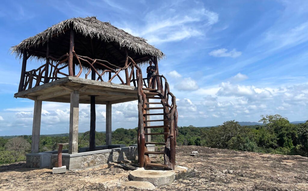 Aussichtsplattform im Hurulu Eco Park bei Sigiriya, Sri Lanka